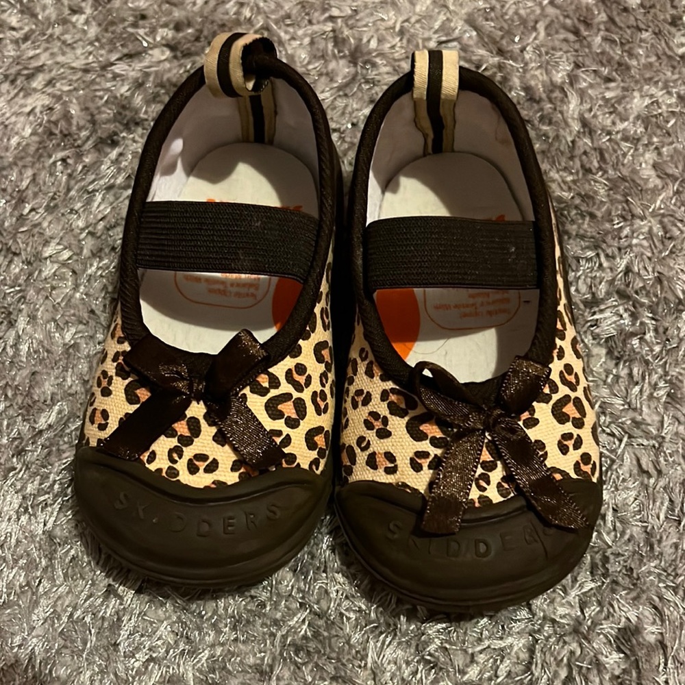 Like new! Cute leopard print skidders size 8